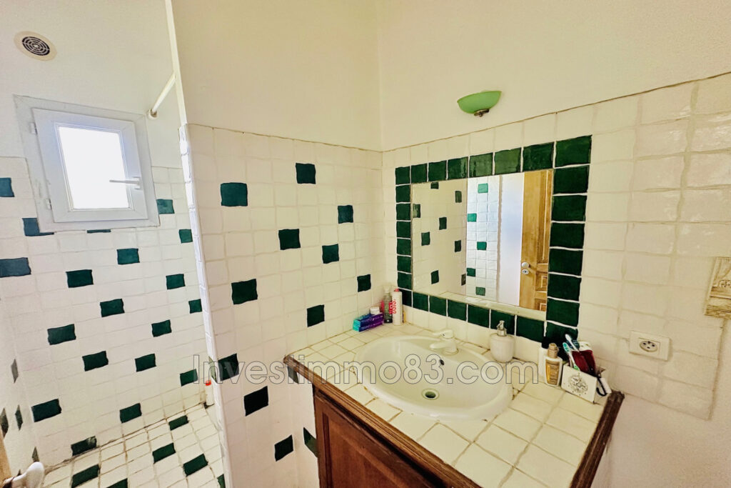 Entre GREASQUE et Saint SAVOURNIN, dans un environnement verdo – 6 pièces – 4 chambres – 4  – 180.00 m²