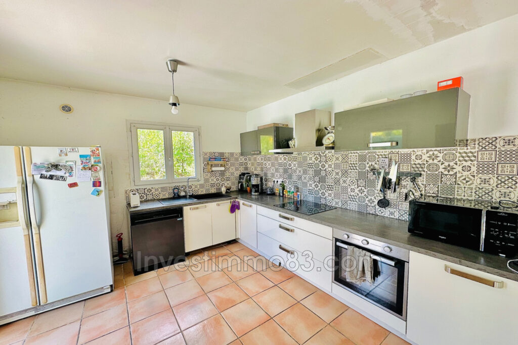 Entre GREASQUE et Saint SAVOURNIN, dans un environnement verdo – 6 pièces – 4 chambres – 4  – 180.00 m²