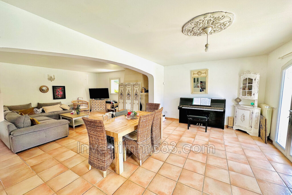 Entre GREASQUE et Saint SAVOURNIN, dans un environnement verdo – 6 pièces – 4 chambres – 4  – 180.00 m²