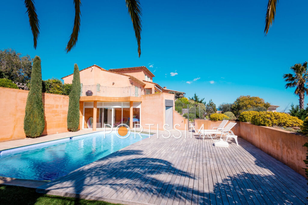 Cagnes-Sur-Mer / Colline proche centre / villa vue mer – 8 pièces – 4 chambres – 180.00 m²