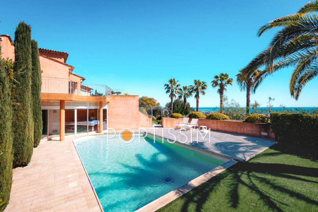 Cagnes-Sur-Mer / Colline proche centre / villa vue mer – 8 pièces – 4 chambres – 180.00 m²