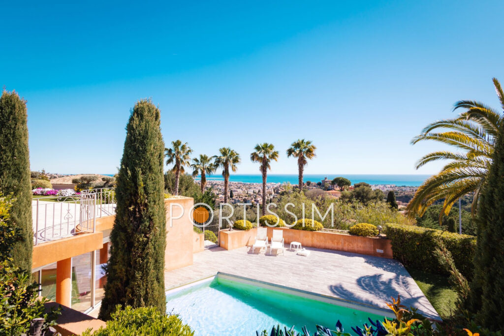 Cagnes-Sur-Mer / Colline proche centre / villa vue mer – 8 pièces – 4 chambres – 180.00 m²