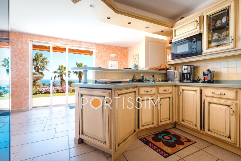 Cagnes-Sur-Mer / Colline proche centre / villa vue mer – 8 pièces – 4 chambres – 180.00 m²