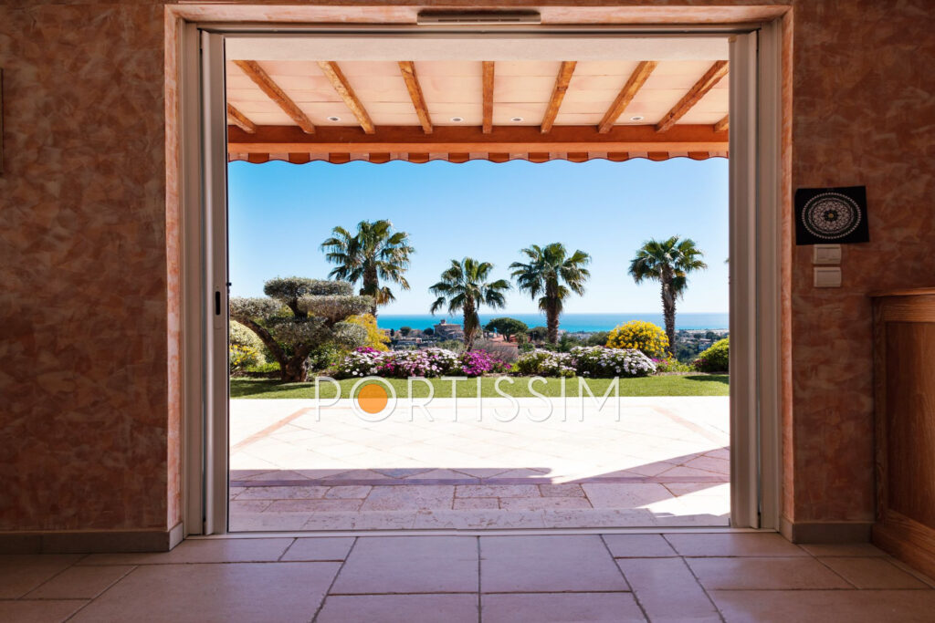 Cagnes-Sur-Mer / Colline proche centre / villa vue mer – 8 pièces – 4 chambres – 180.00 m²