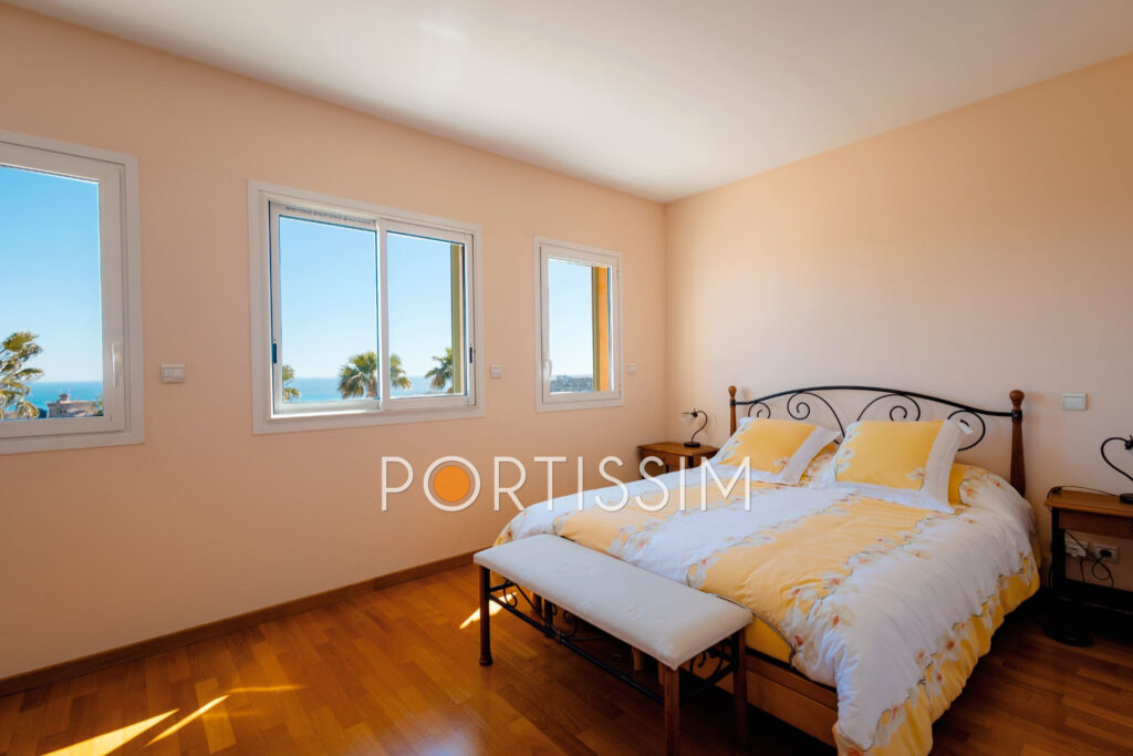 Cagnes-Sur-Mer / Colline proche centre / villa vue mer – 8 pièces – 4 chambres – 180.00 m²