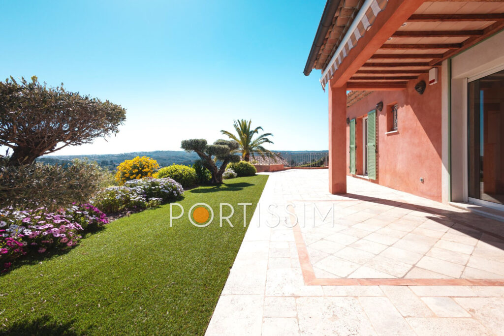 Cagnes-Sur-Mer / Colline proche centre / villa vue mer – 8 pièces – 4 chambres – 180.00 m²