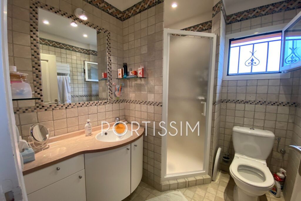 Cagnes-Sur-Mer / Colline proche centre / villa vue mer – 8 pièces – 4 chambres – 180.00 m²