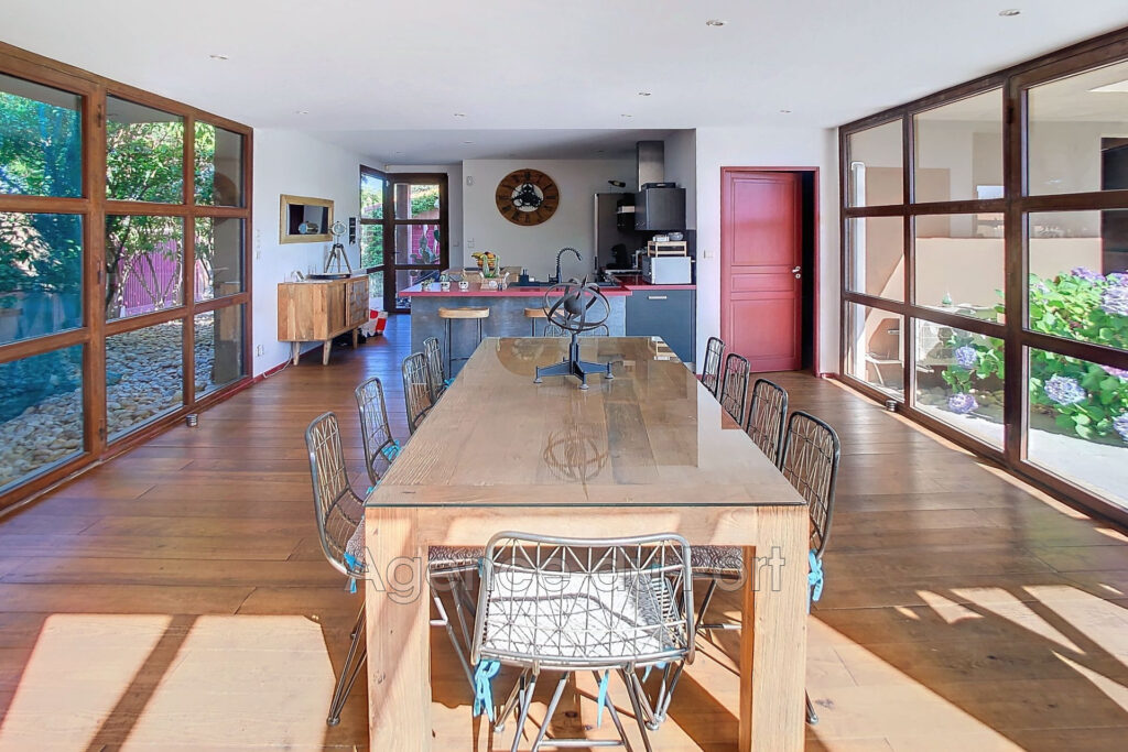 vente villa 6 Pièce(s) – 6 pièces – 5 chambres – 260.00 m²