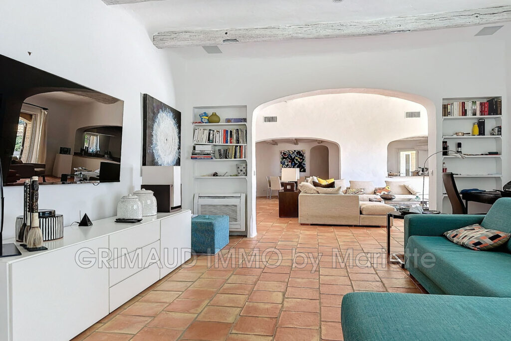 belle proprieté avec vue panoramique de plain pied sur 2,5 ha  – 6 pièces – 4 chambres – 4  – 200.00 m²