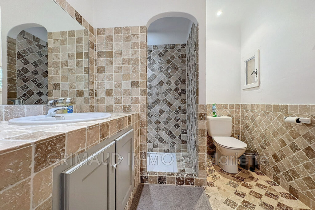 belle proprieté avec vue panoramique de plain pied sur 2,5 ha  – 6 pièces – 4 chambres – 4  – 200.00 m²