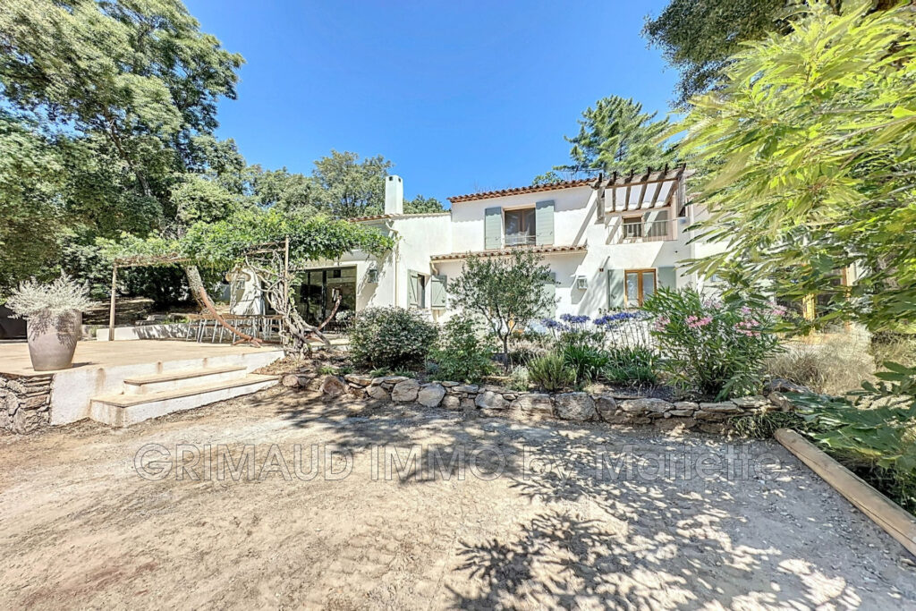 belle maison avec 3 chambres, piscine et au calme avec grand t – 5 pièces – 3 chambres – 4  – 180.00 m²