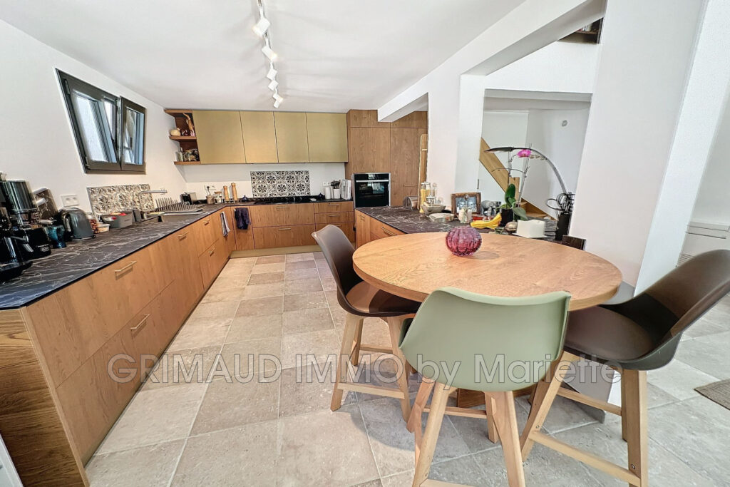 belle maison avec 3 chambres, piscine et au calme avec grand t – 5 pièces – 3 chambres – 4  – 180.00 m²