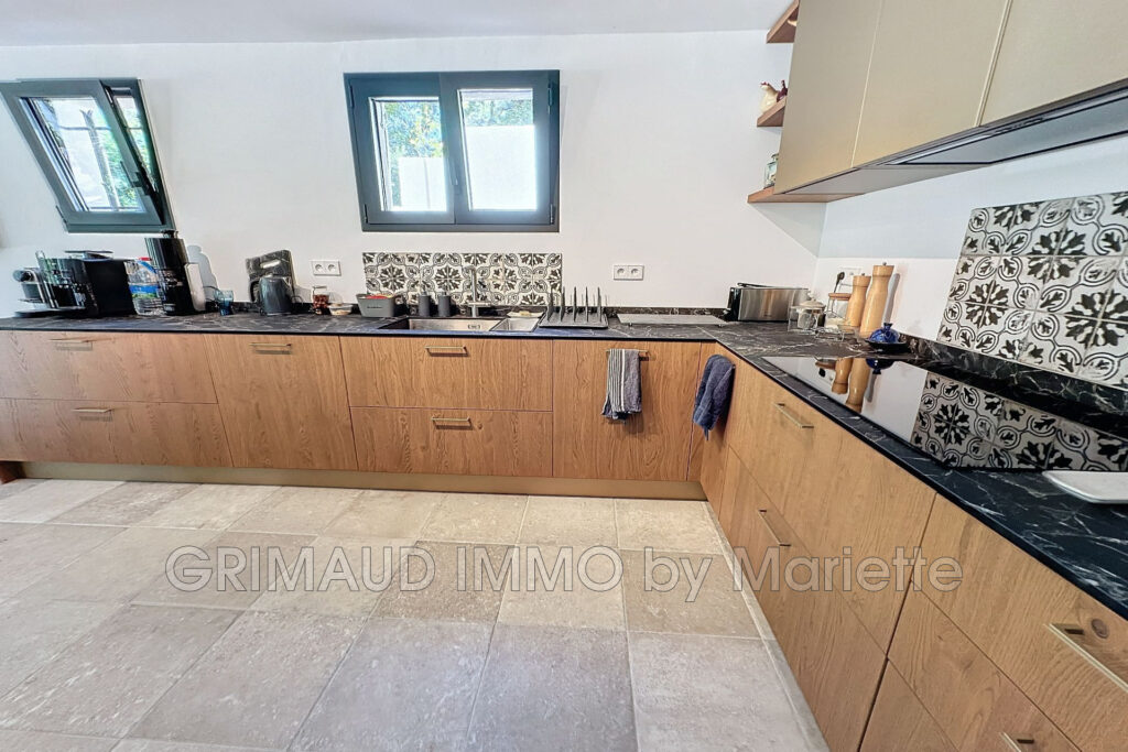 belle maison avec 3 chambres, piscine et au calme avec grand t – 5 pièces – 3 chambres – 4  – 180.00 m²