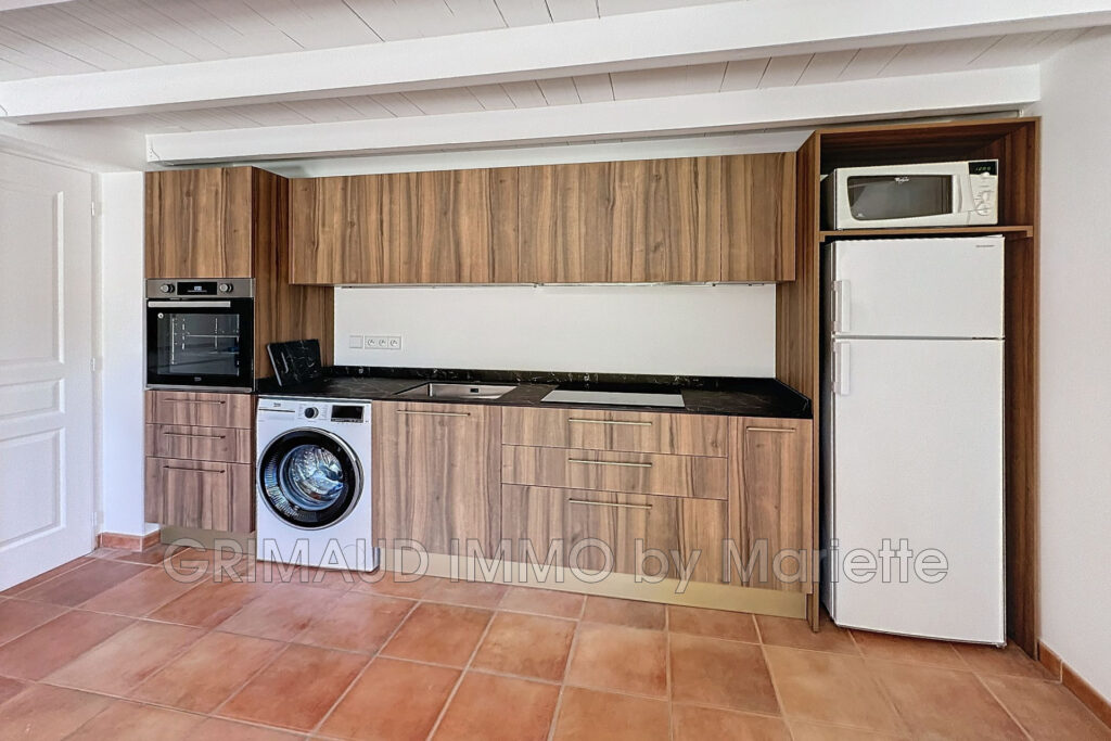 belle maison avec 3 chambres, piscine et au calme avec grand t – 5 pièces – 3 chambres – 4  – 180.00 m²