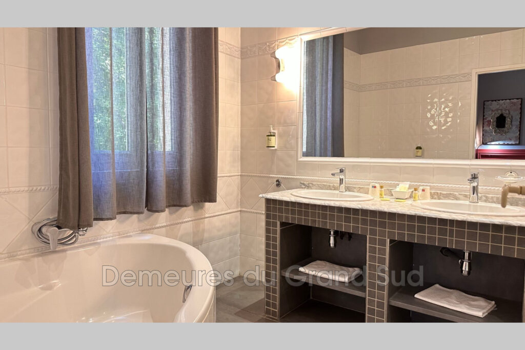 vente  – NR pièces – NR chambres – 4  – 850.00 m²