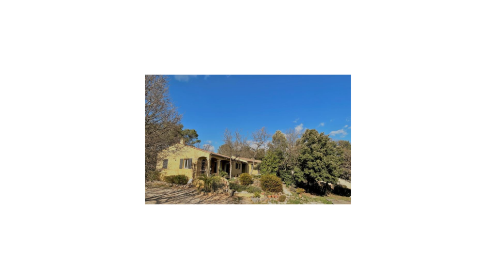 Une villa composée de deux habitations sur Saint Maximin – 8 pièces – 6 chambres – 6  – 206 m²