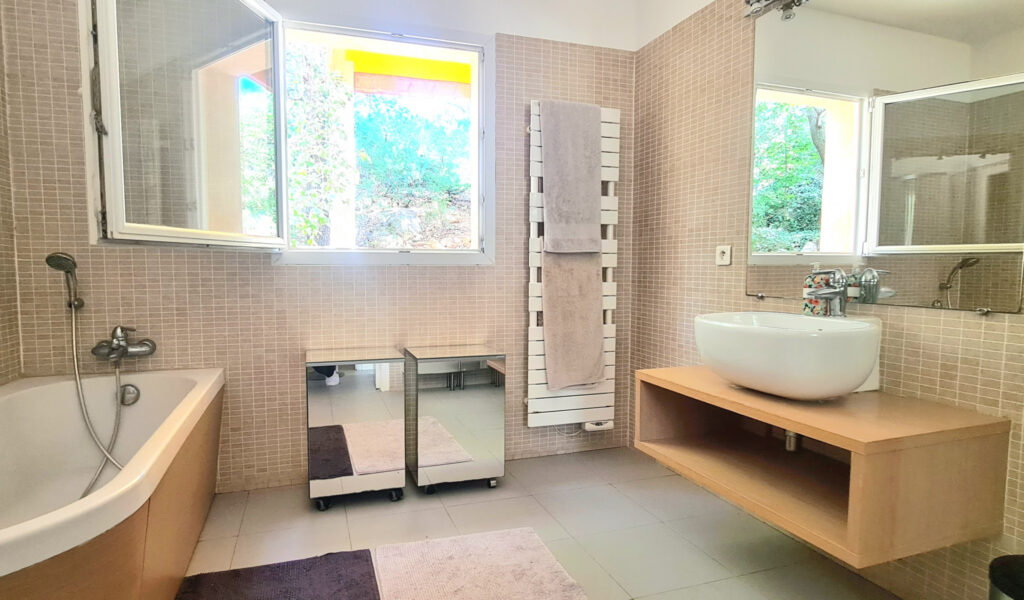 Villa d’architecte avec piscine  – 5 pièces – 3 chambres – 6  – 190 m²