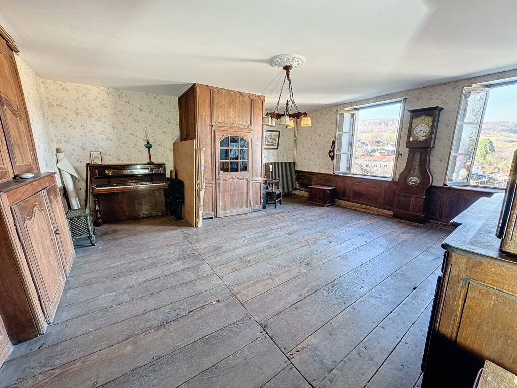 Maison Rustique de 1787, Spacieuse et Pleine de Caractère ! – 6 pièces – 4 chambres – 6  – 176 m²