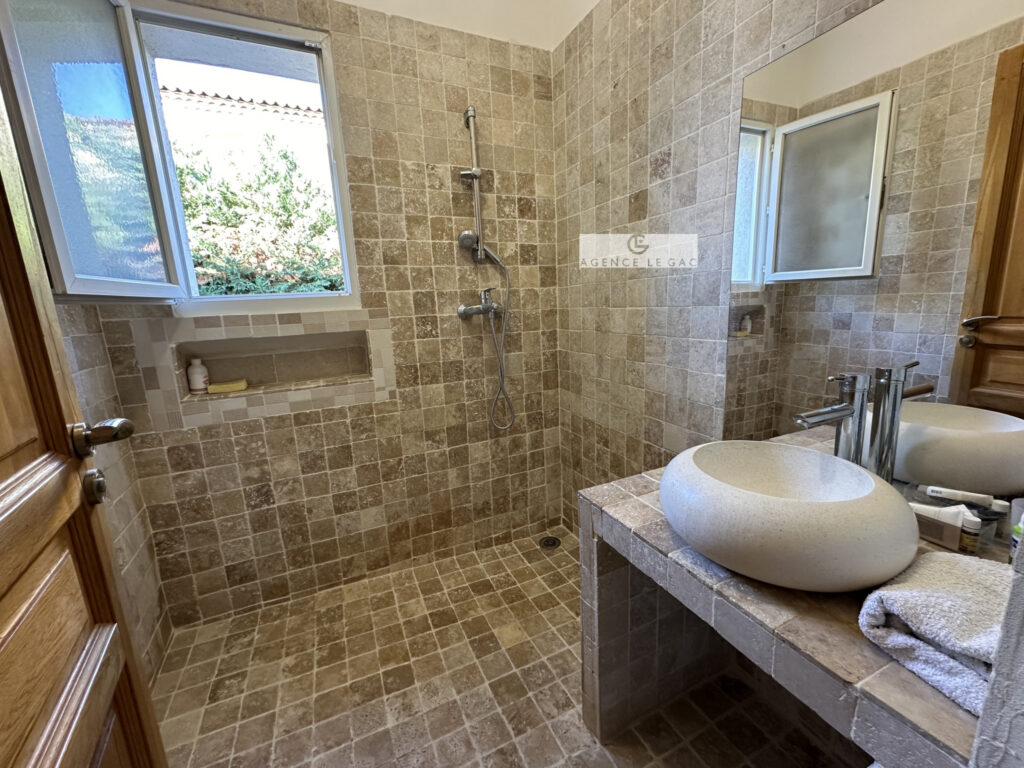 VILLA DE 230 M2 SUR TERRAIN DE 700 M2 – 9 pièces – 8 chambres – 4  – 230 m²