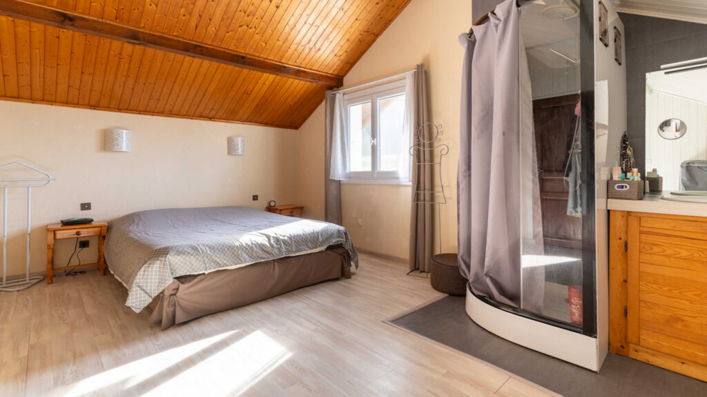 Annecy le VIeux – Maison 4 chambres  + 3 studios indépendant – 6 pièces – 4 chambres – 4  – 170 m²