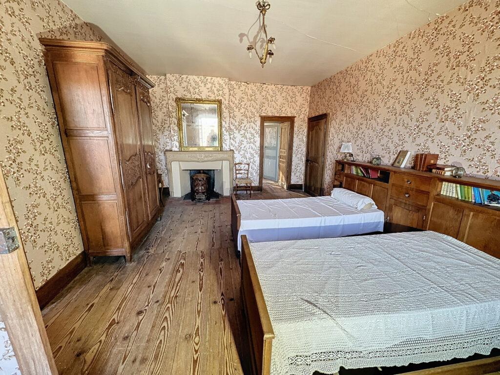 Maison Rustique de 1787, Spacieuse et Pleine de Caractère ! – 6 pièces – 4 chambres – 6  – 176 m²