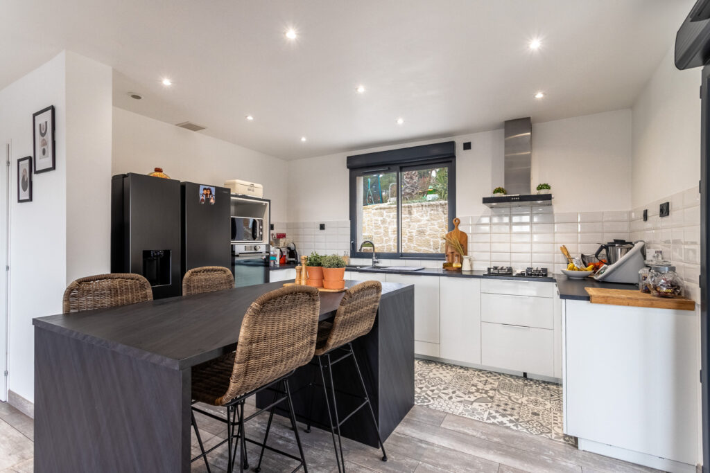 Maison 130m2 sur parcelle de 1000m2, 4 chambres avec piscine – 5 pièces – 4 chambres – 6  – 132 m²