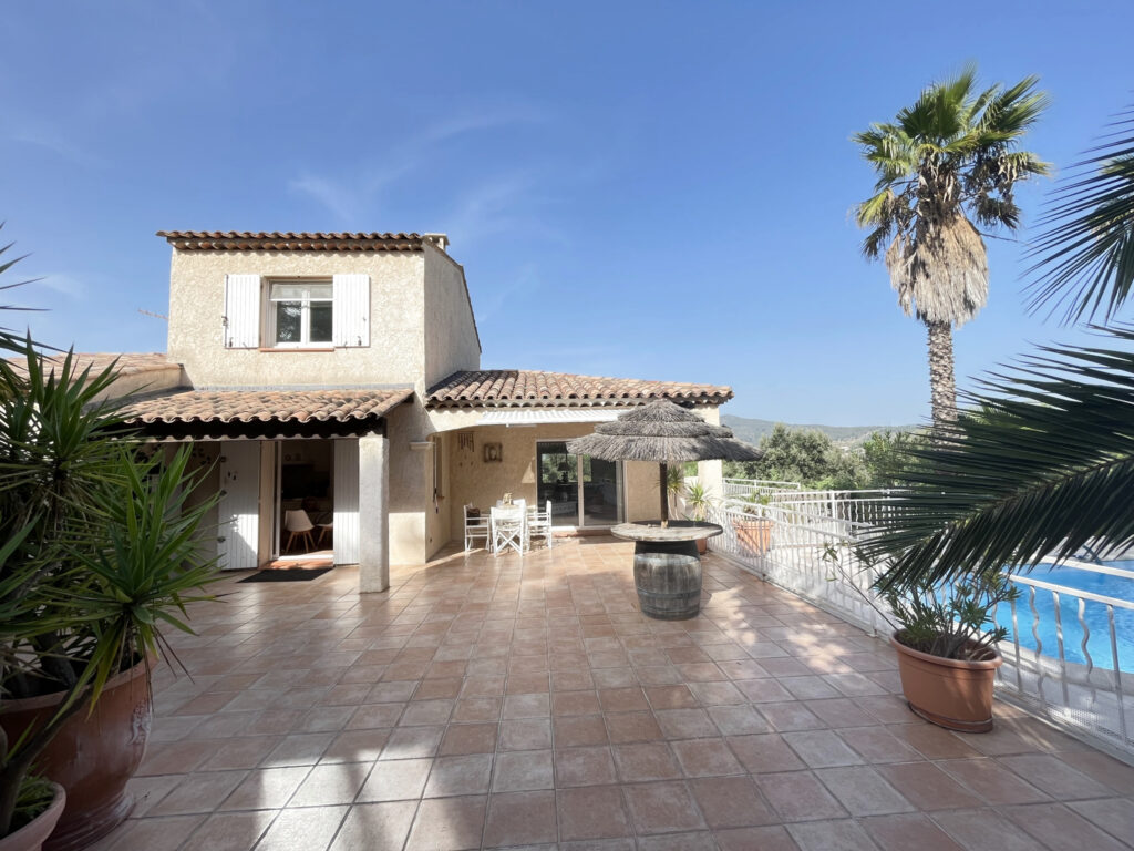 Villa individuelle avec piscine – 7 pièces – 5 chambres – 6  – 155 m²