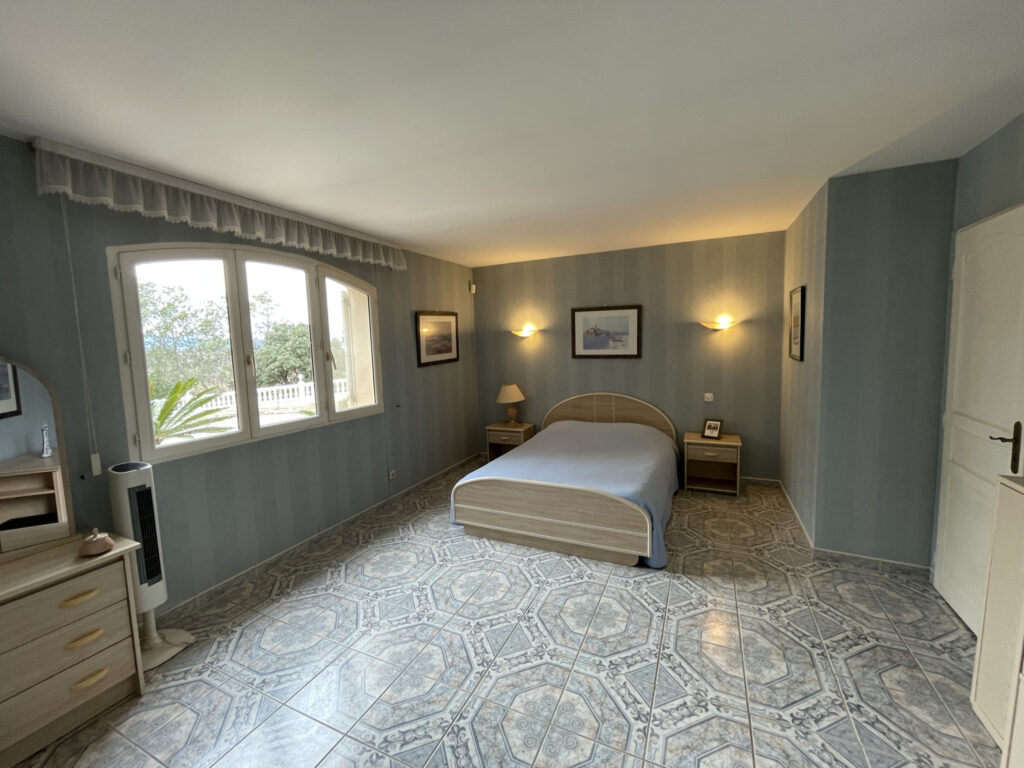 Maison 7 pièces sur terrain de 3850m2  – 7 pièces – 4 chambres – NR  – 269 m²