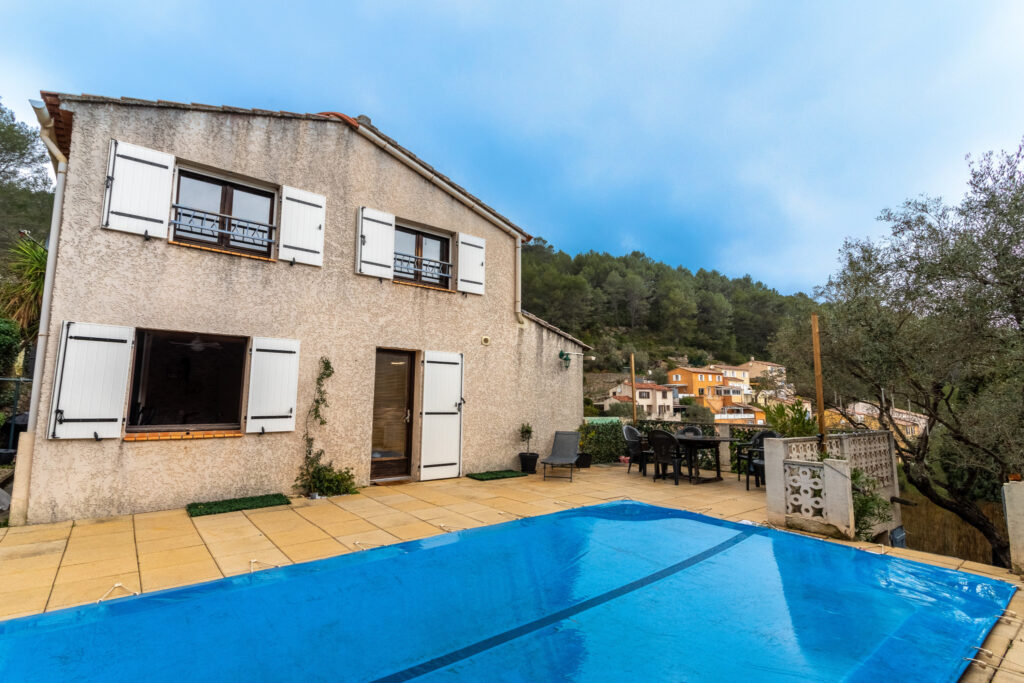 À vendre à Solliès-Toucas (83) : maison avec terrasse de 5 p – 5 pièces – 3 chambres – 6  – 130 m²