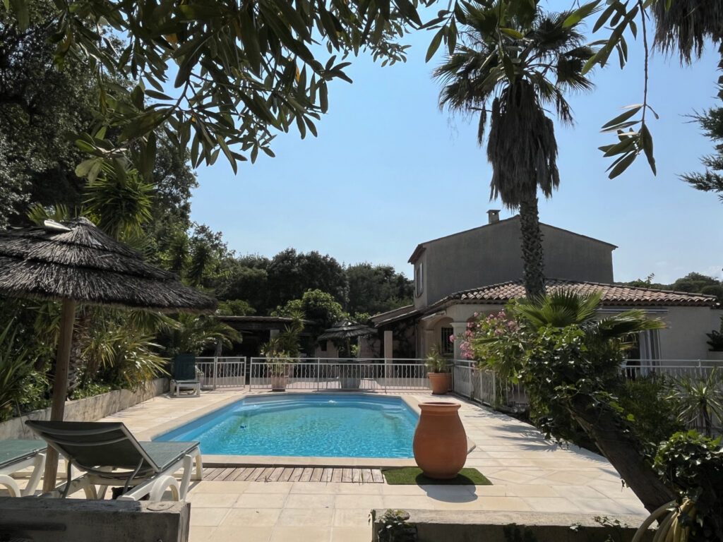 Villa individuelle avec piscine – 7 pièces – 5 chambres – 6  – 155 m²