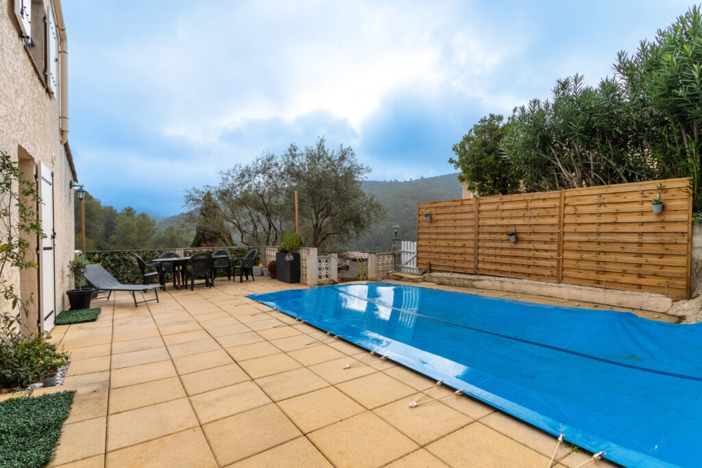 À vendre à Solliès-Toucas (83) : maison avec terrasse de 5 p – 5 pièces – 3 chambres – 6  – 130 m²