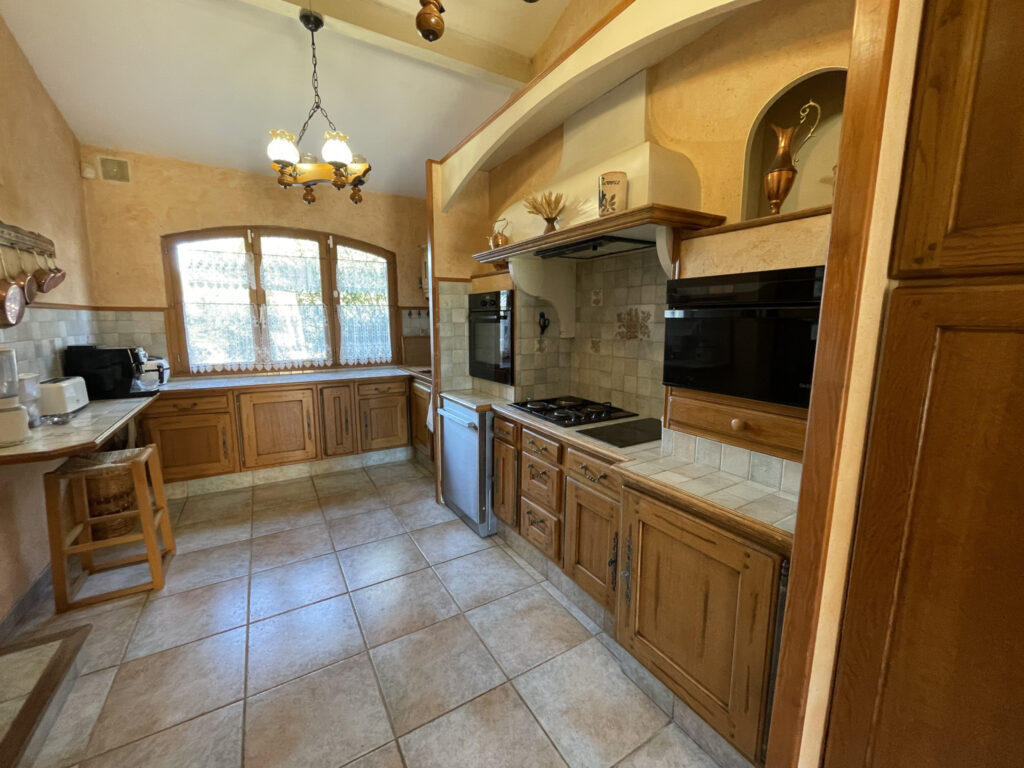 Maison 7 pièces sur terrain de 3850m2  – 7 pièces – 4 chambres – NR  – 269 m²