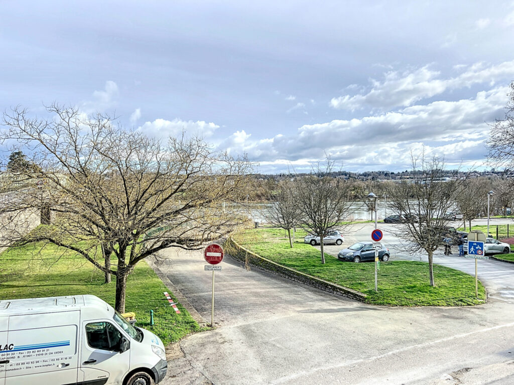 TRES BEL APPARTEMENT T3 de 71 m2 entièrement rénové + place  – 3 pièces – 2 chambres – 2  – 71.23 m²