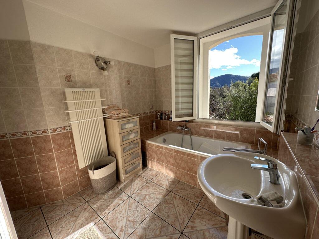 Le Boulou – Appartement 3 pièces 110m2 avec cour de 50m2 – 3 pièces – 2 chambres – NR  – 110 m²