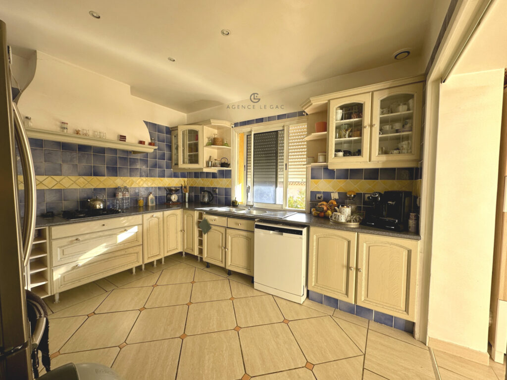 VILLA DE 230 M2 SUR TERRAIN DE 700 M2 – 9 pièces – 8 chambres – 4  – 230 m²