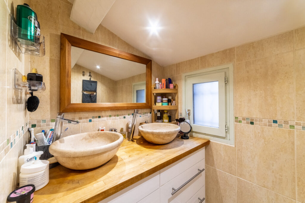 À vendre à Solliès-Toucas (83) : maison avec terrasse de 5 p – 5 pièces – 3 chambres – 6  – 130 m²