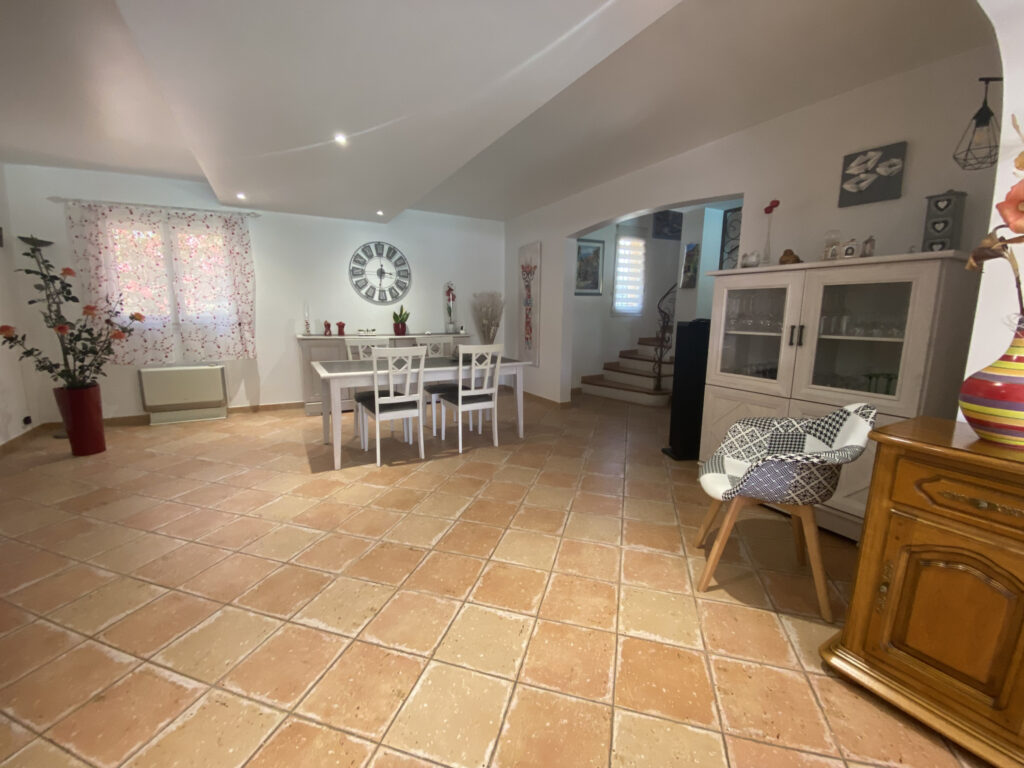 Villa individuelle avec piscine – 5 pièces – 3 chambres – 6  – 155 m²