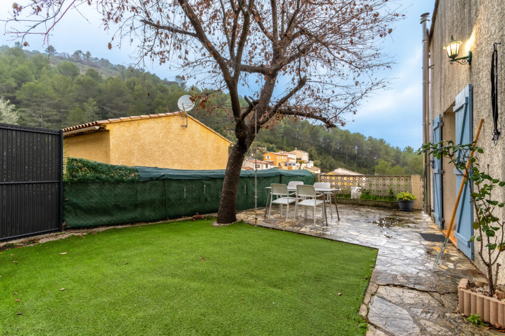 À vendre à Solliès-Toucas (83) : maison avec terrasse de 5 p – 5 pièces – 3 chambres – 6  – 130 m²