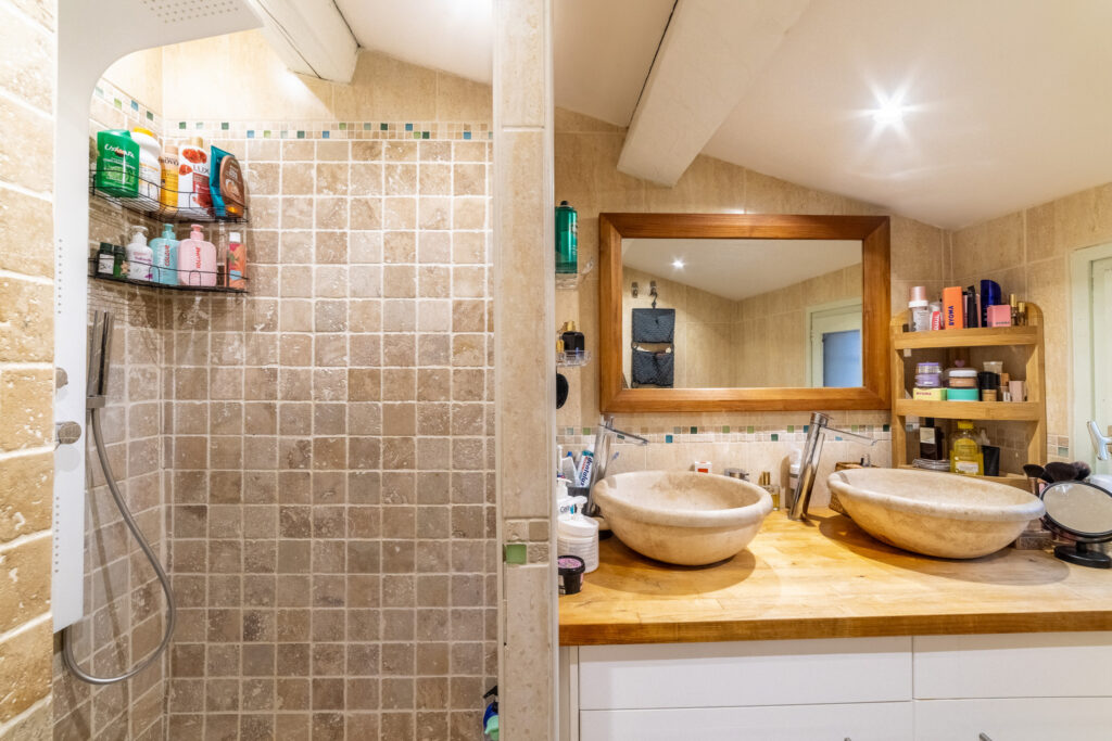 À vendre à Solliès-Toucas (83) : maison avec terrasse de 5 p – 5 pièces – 3 chambres – 6  – 130 m²