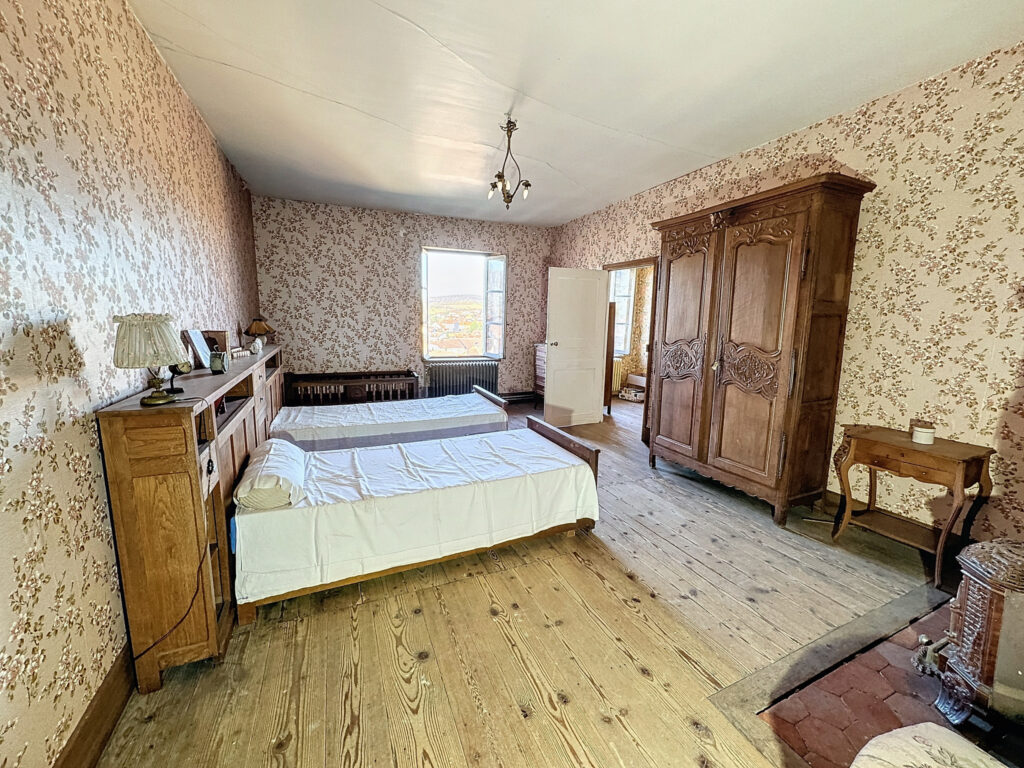 Maison Rustique de 1787, Spacieuse et Pleine de Caractère ! – 6 pièces – 4 chambres – 6  – 176 m²