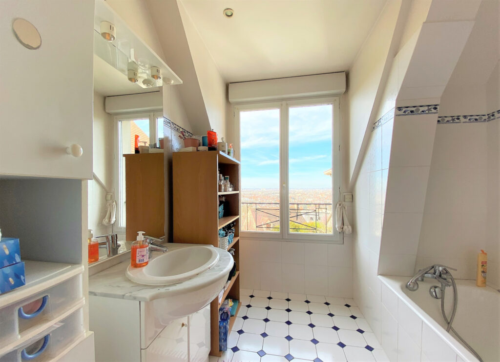 Belle et spacieuse maison récente avec vue panoramique – 8 pièces – 6 chambres – 6  – 180 m²