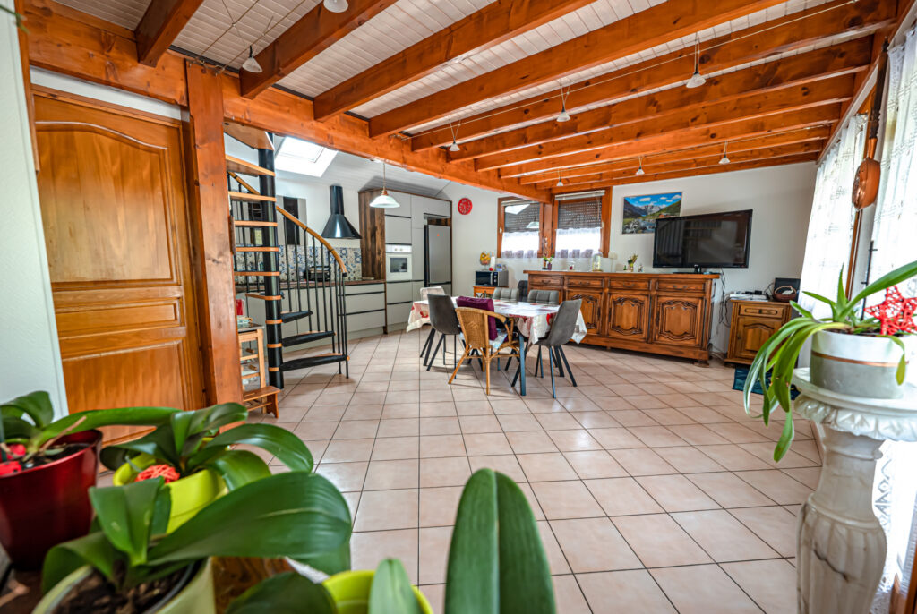 Propriété 4 pièces de 180 m2 habitables – 7 pièces – 3 chambres – 6  – 180 m²