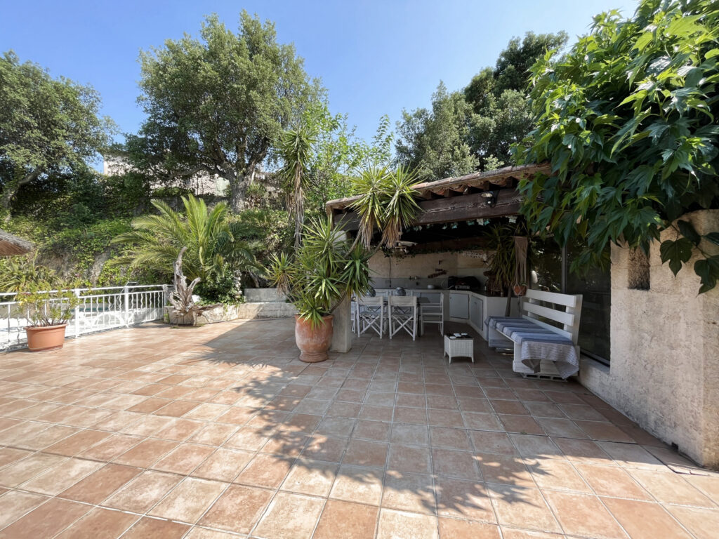 Villa individuelle avec piscine – 7 pièces – 5 chambres – 6  – 155 m²