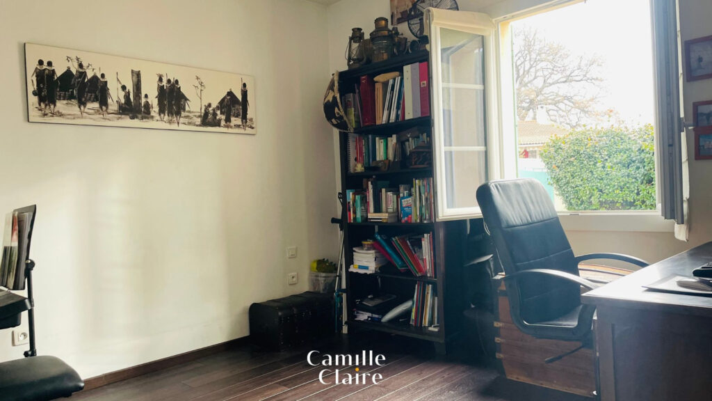 Maison T4 de plain-pied au clame avec terrain clos à Mimet. – 4 pièces – 3 chambres – NR  – 90 m²