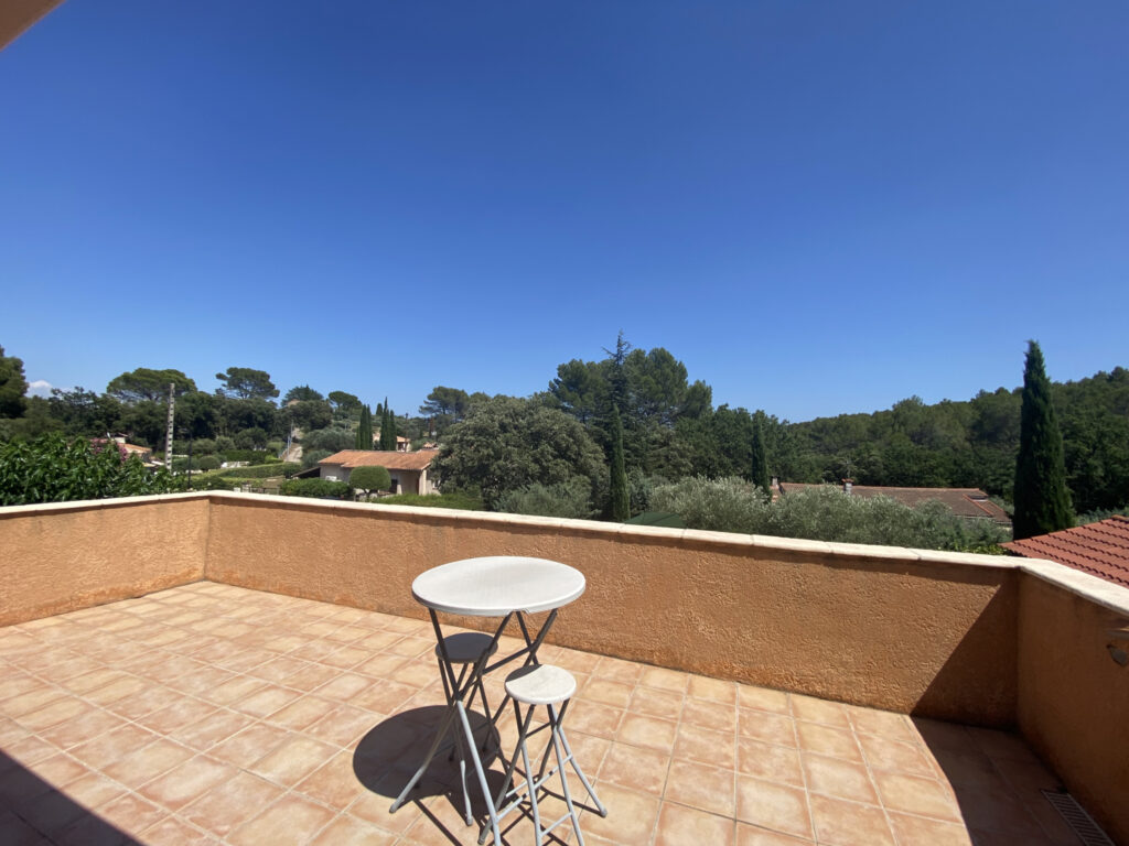 Villa individuelle avec piscine – 5 pièces – 3 chambres – 6  – 155 m²