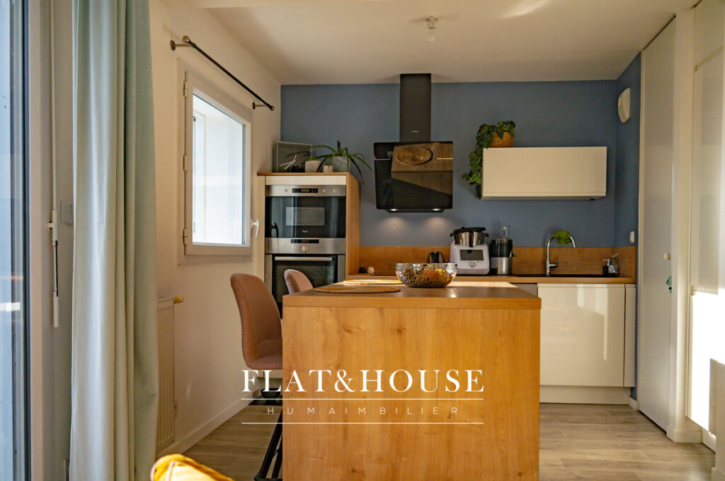 Lumineux dernier étage COUP DE COEUR  T3  66 m2 + Parking +  – 3 pièces – 2 chambres – 6  – 66 m²