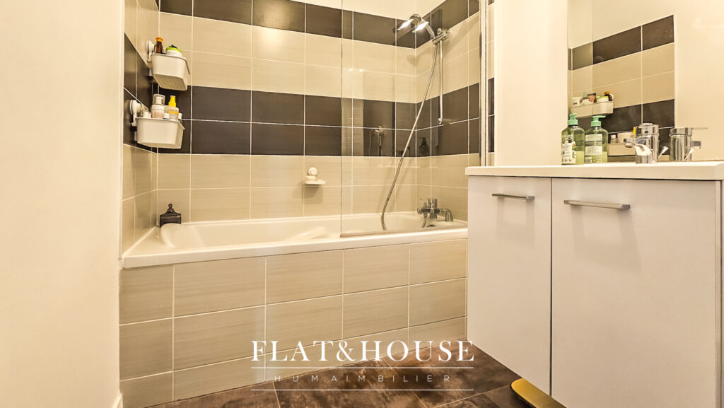 Lumineux dernier étage COUP DE COEUR  T3  66 m2 + Parking +  – 3 pièces – 2 chambres – 6  – 66 m²