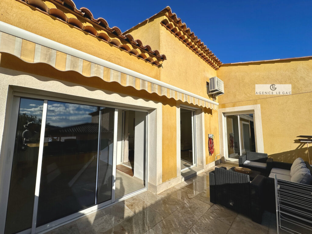 VILLA DE 230 M2 SUR TERRAIN DE 700 M2 – 9 pièces – 8 chambres – 4  – 230 m²