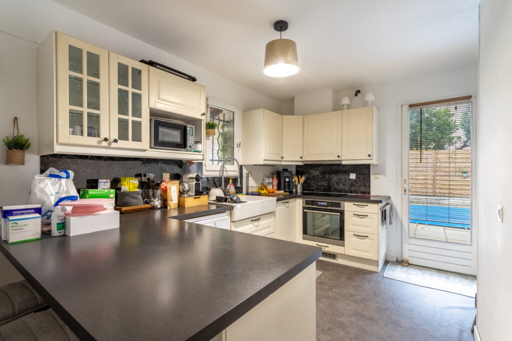 À vendre à Solliès-Toucas (83) : maison avec terrasse de 5 p – 5 pièces – 3 chambres – 6  – 130 m²