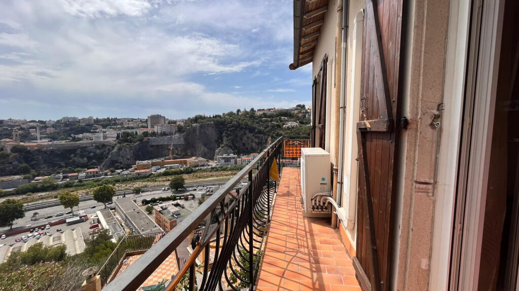 EXCELLENT POTENTIEL POUR CE HAUT DE VILLA DE 52 M2 avec BALC – 2 pièces – 1 chambre – 10  – 52 m²